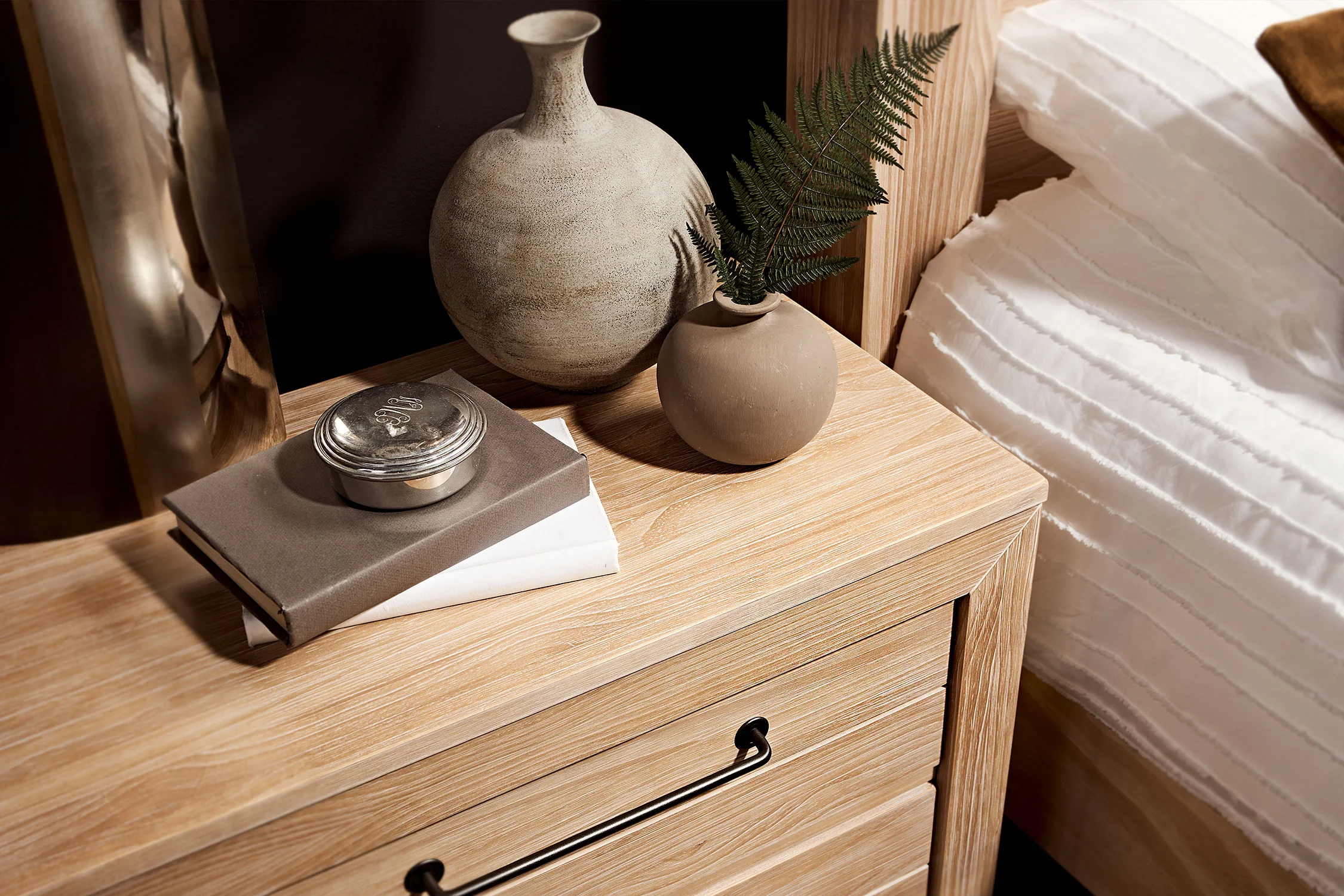 Sturdy Mesa de Noche - Image 3